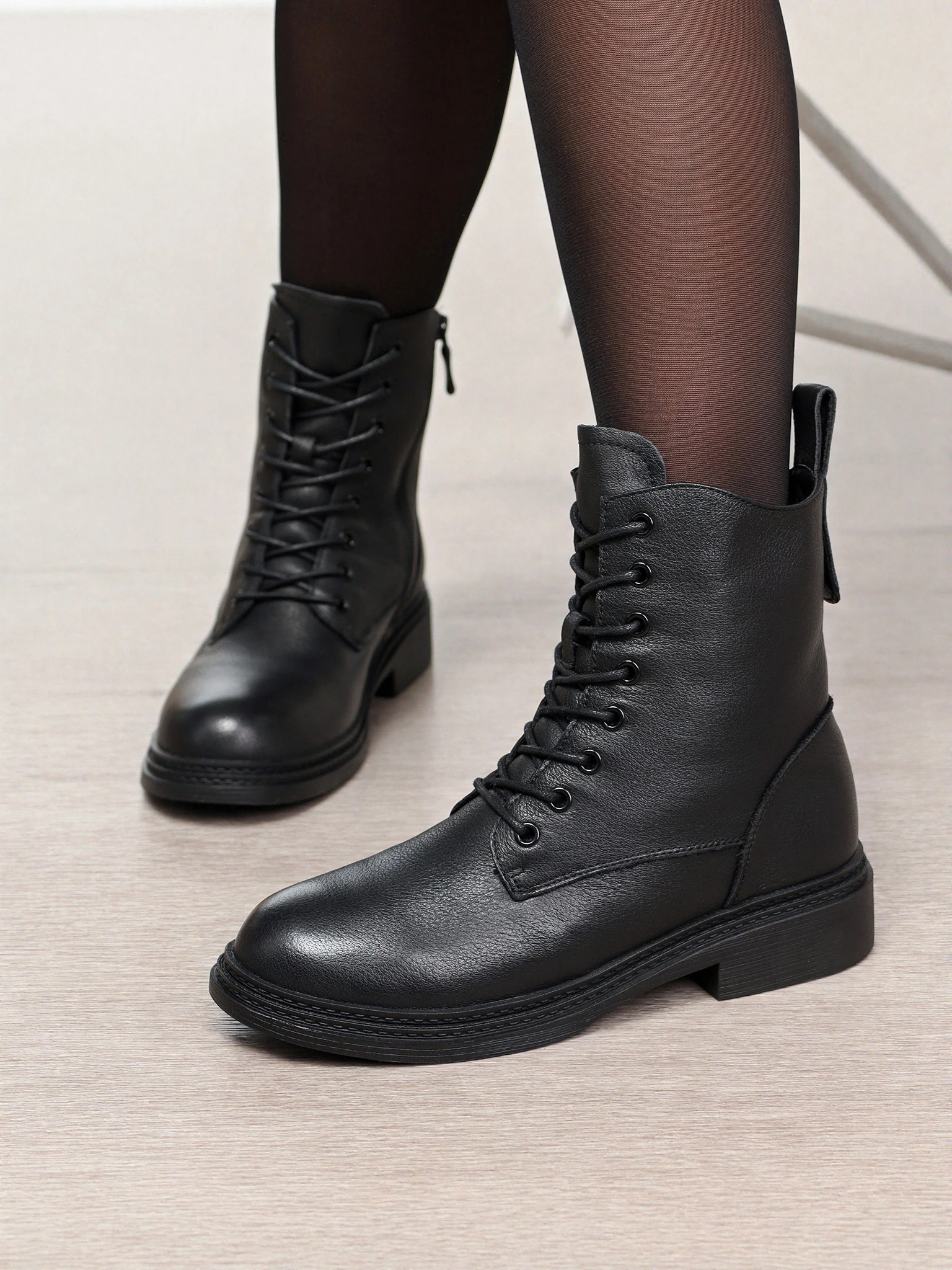 Ботинки черного цвета на среднем широком каблуке